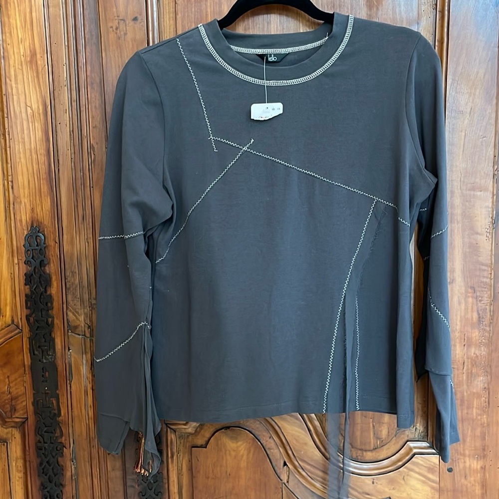 Kello NWT long sleeve gray top with white stitching